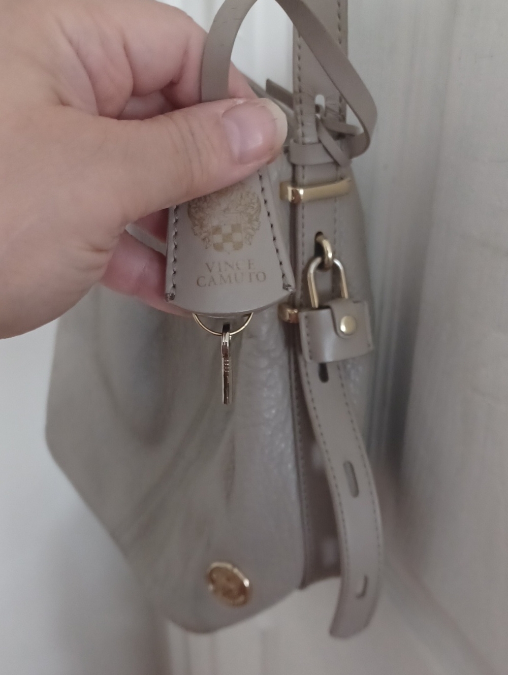 Vince Camuto Hobo7 Light Grey Pebble Neutral Leather Shoulder Bag Gray NWOT - Picture 4 of 10